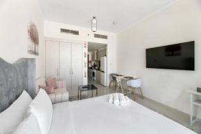 Fabulous Studio in Damac Hills with a Pool & Gym